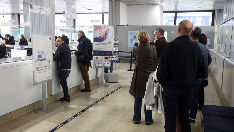 Državljani v prvem krogu za državne obveznice vplačali skoraj milijardo evrov