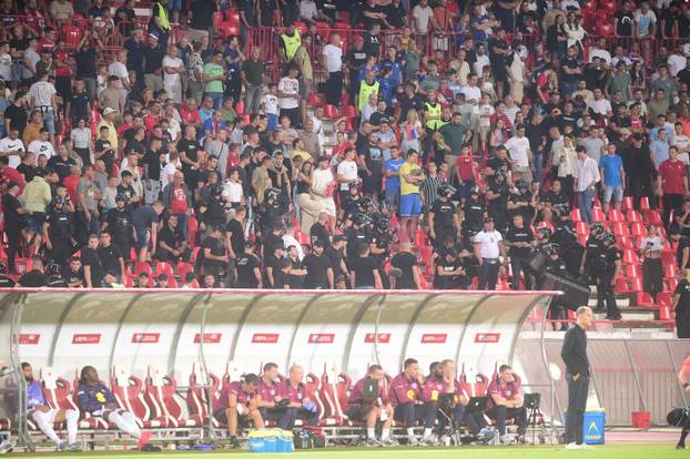 Beograd: Tijekom utakmice Srbije i Engleske izbila tučnjava, intervenirala policija