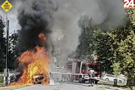 VIDEO Izgorio auto u Osijeku: 'Taman smo došli na vatrogasnu sirenu, nigdje nikog osim njih...'