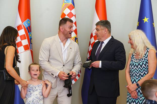 FOTO Milanović odlikovao Stipu Miočića. Ponosna majka Kathy zaplakala, on ju tješio...