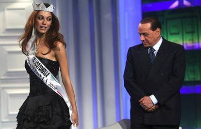 S. Berlusconi odmjeravao novu Miss od glave do pete