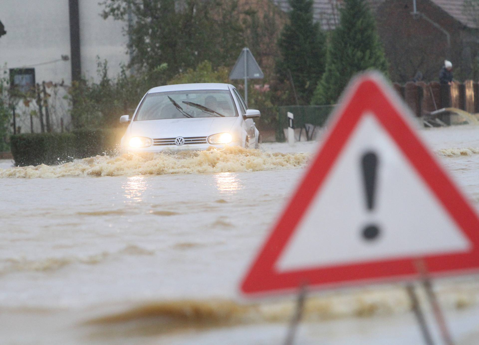 Koprivnica: Obilne kiše poplavile su glavne prometnice s pola metra vode