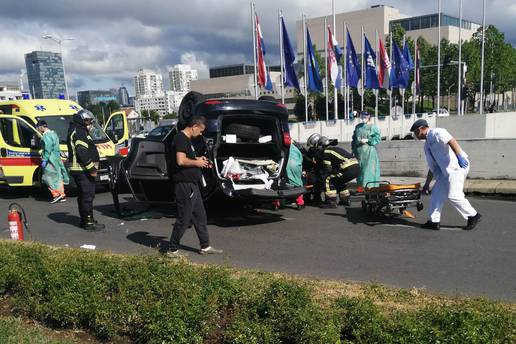 Teška nesreća u Zagrebu: Auto na krovu, troje ljudi ozlijeđeno