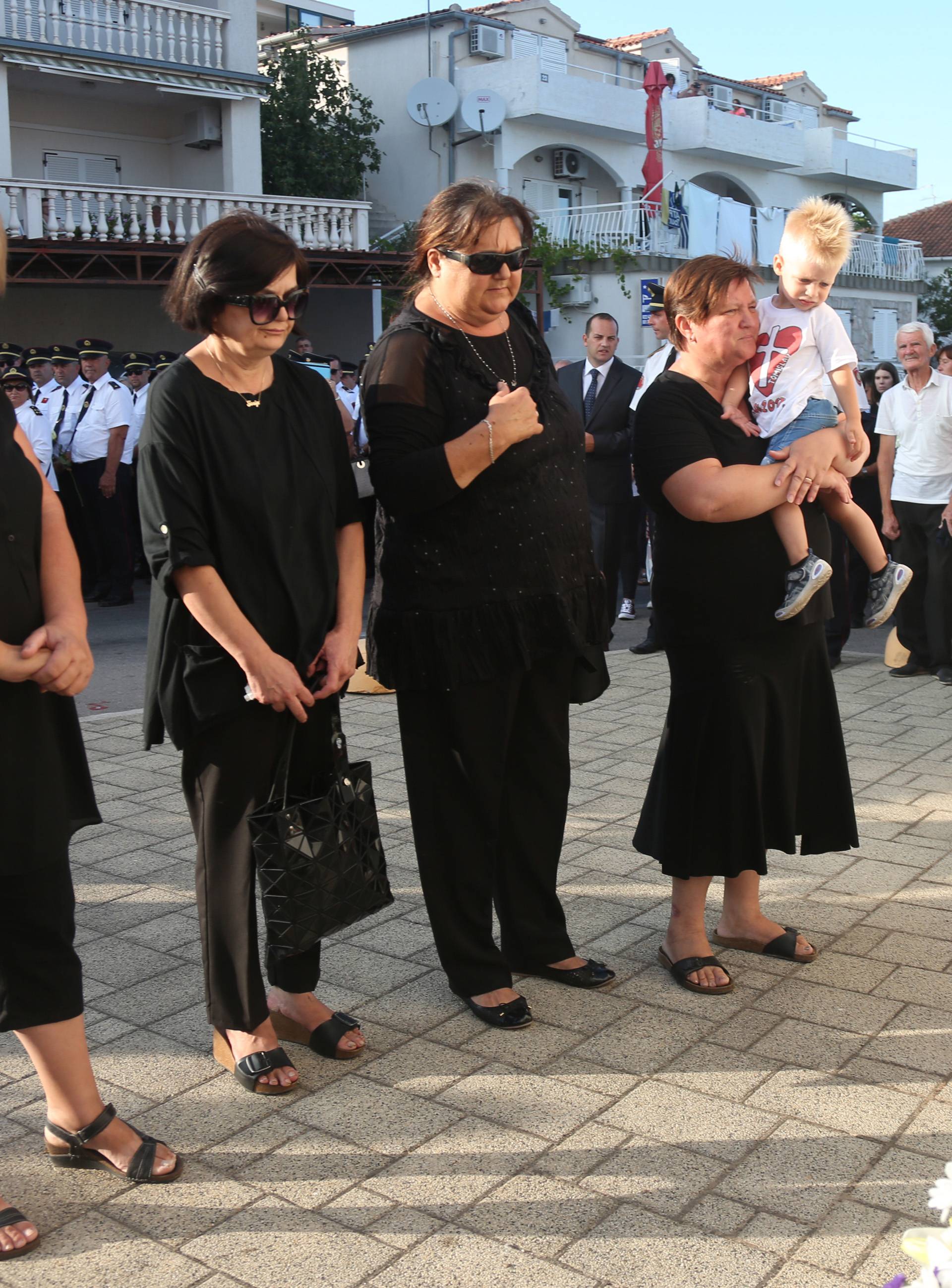 Mimohod u Tisnom: Počast za poginule  u kornatskoj tragediji