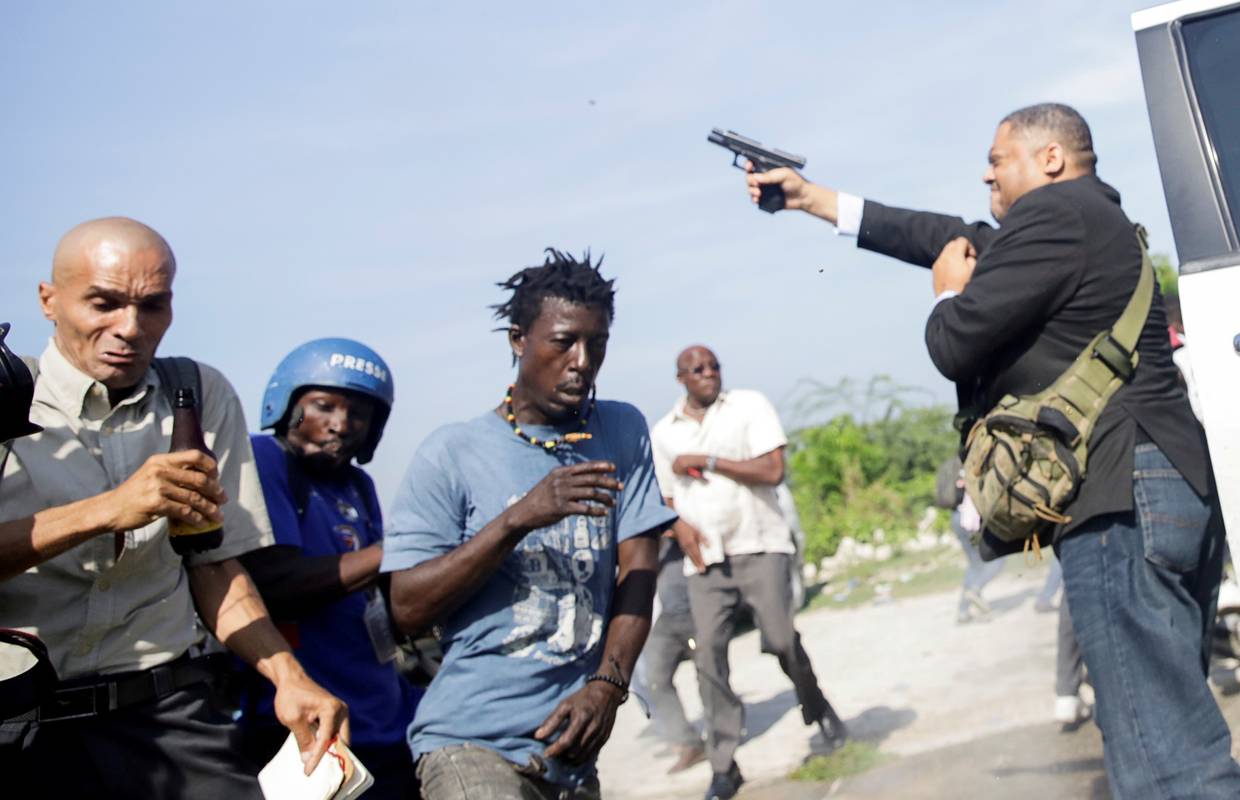 Zastupnik s Haitija pucao na prosvjednike i ranio reportera