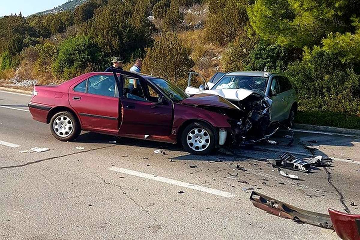 Dva vozila sudarila se na otoku Hvaru: Četvero ljudi ozlijeđeno