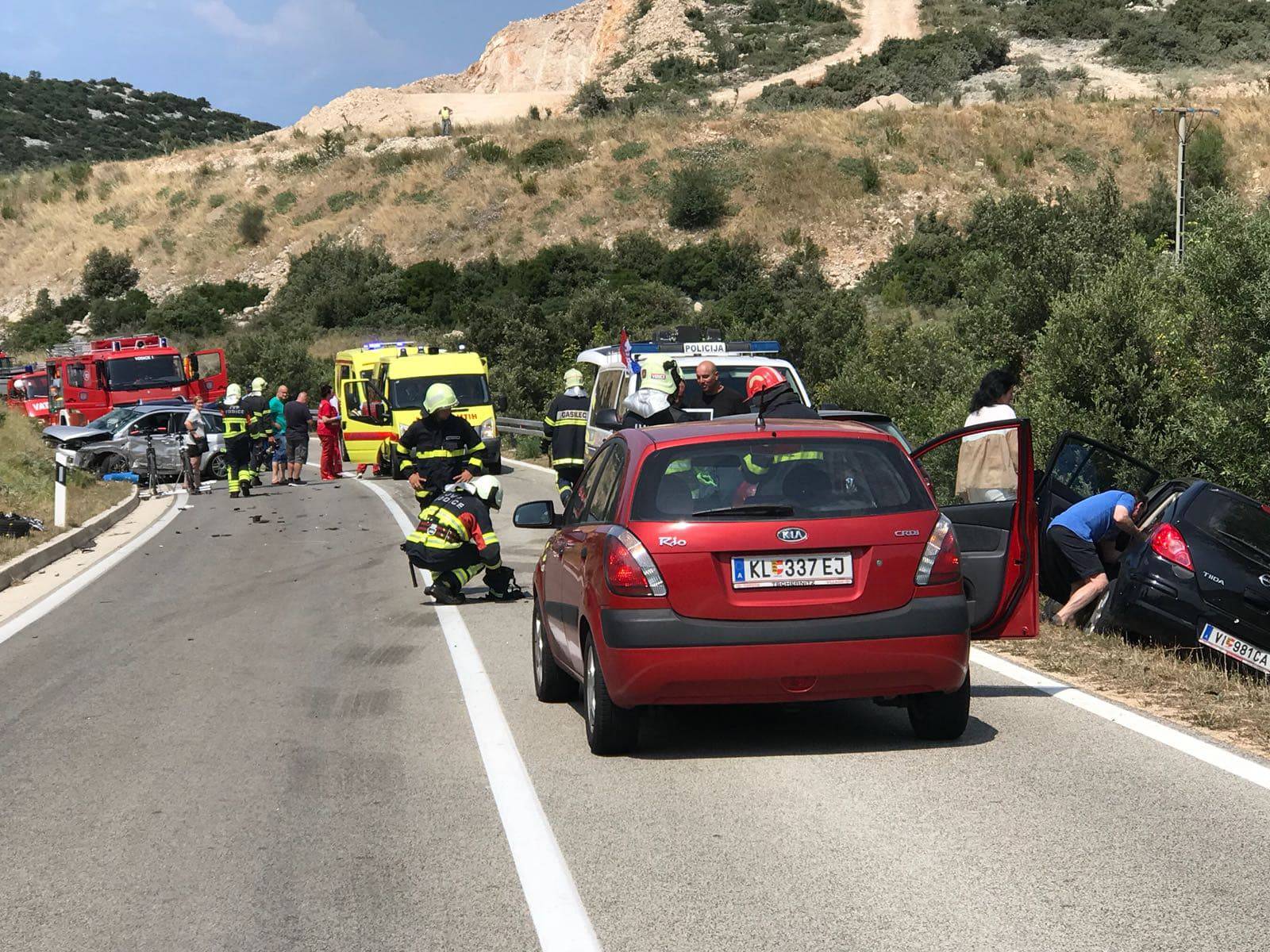 Lančani sudar u blizini Tisnog: Ljudi ostali zarobljeni u autu...