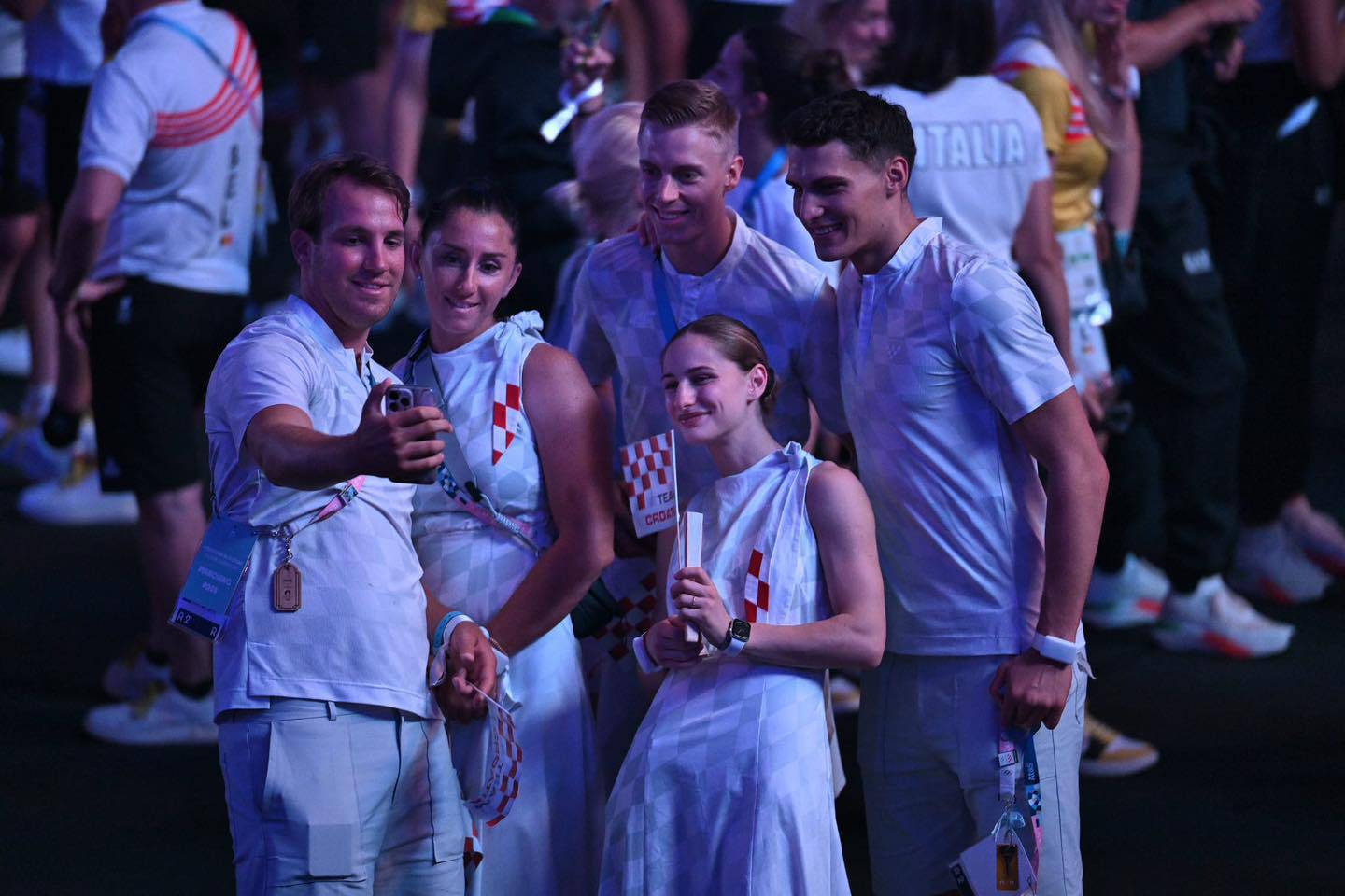 Lena Stojković i Ivan Šapina su nosili hrvatsku zastavu na zatvaranju Olimpijskih igara