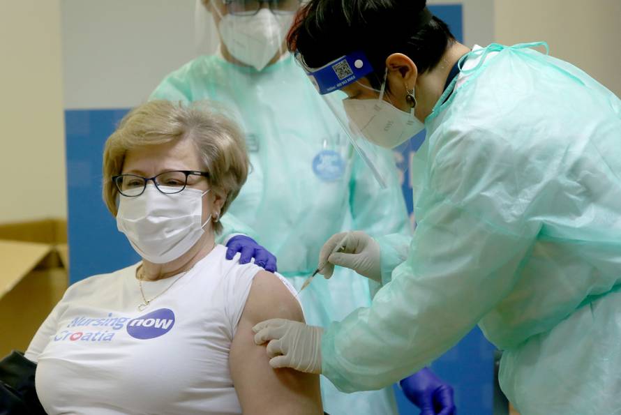 Cijepio se prvi liječnik u Splitu: 'Ne vjerujte onima koji govore da cjepivo nije sigurno'