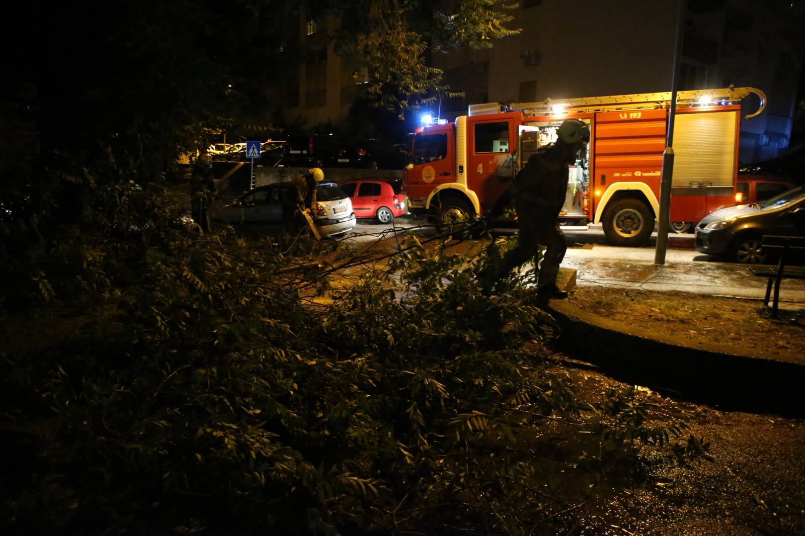 Kratkotrajne nevrijeme u Splitu ruÅ¡ilo stabla i izazvalo probleme u prometu