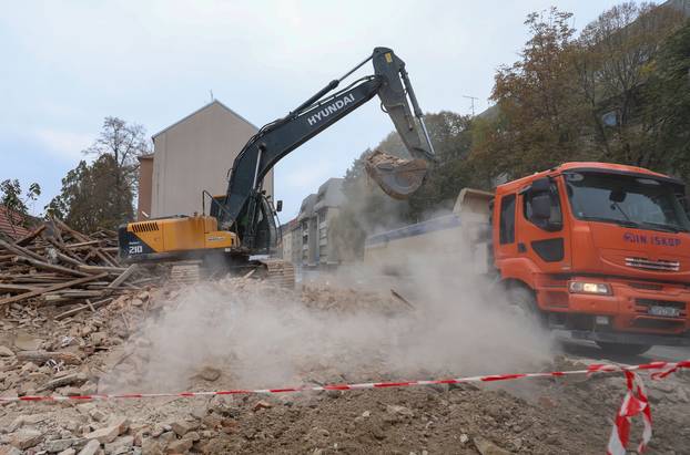 Zagreb: Rušenje stare kuće na raskrižju Selske, Ilice i ulice Sv. Duh u kojoj je nekada bila pekara Sveti Duh