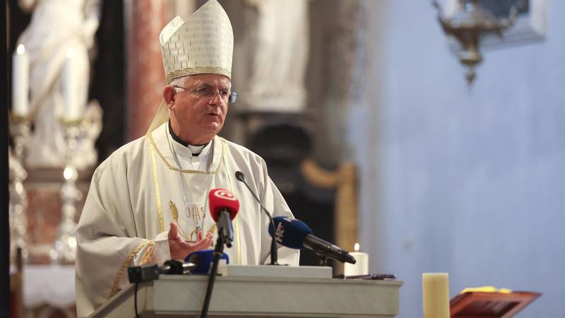 Nadbiskup Uzinić kritizirao klečavce in branil pravice žensk