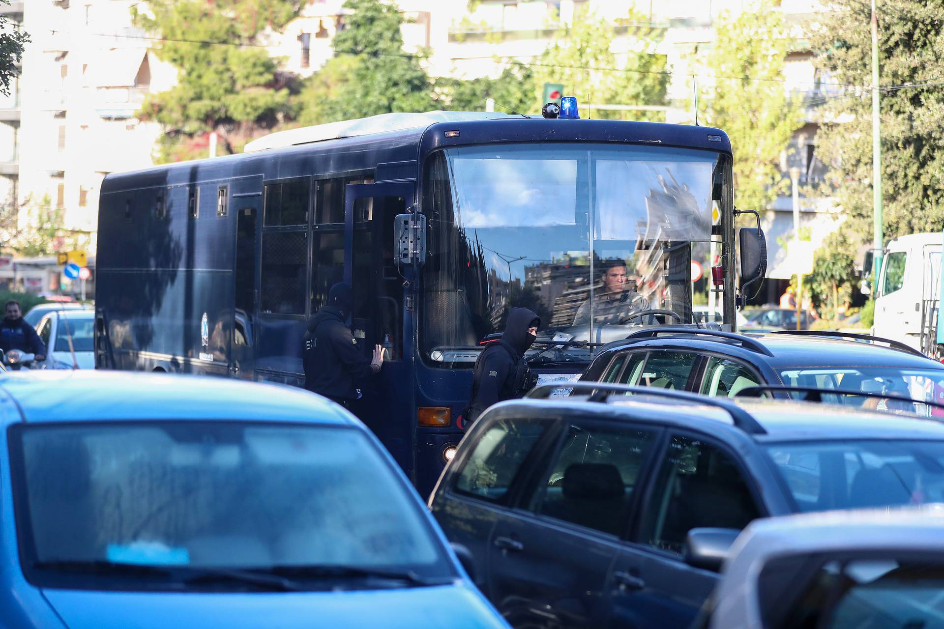 Atena: Posljednja grupa navijača Dinama pod pratnjom policije stigla na sud