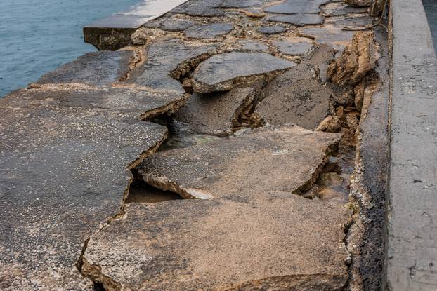 Šteta na rivi u Kaštel Starom nakon olujnog nevremena