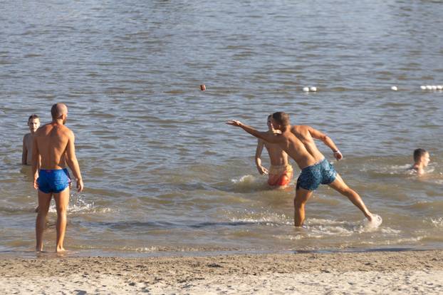 Osijek: Spas od vrućina mnogi su potražili na popularnoj gradskoj plaži
