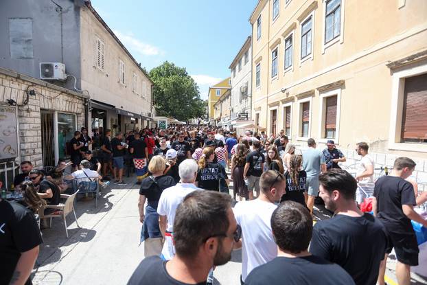 Brojni obožavatelji na ulicama Sinja uoči Thompsonovog koncerta