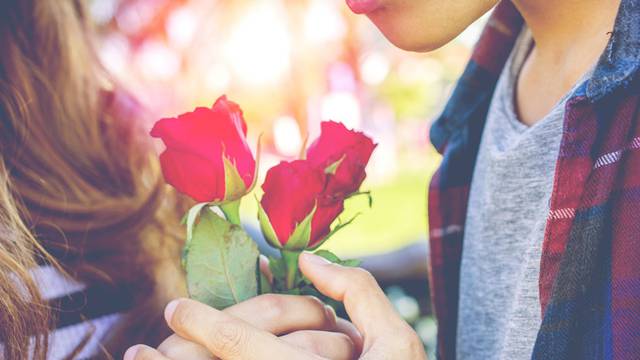 Danas probudite romantiku i dragoj poklonite najljepši cvijet