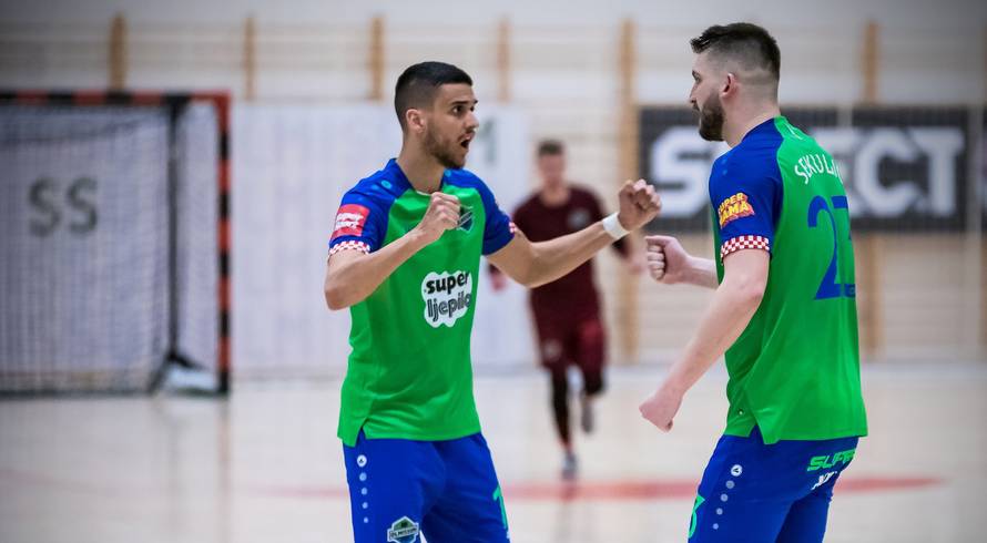 Omišani nisu htjeli staviti logo kladionice na dres. Kad su ipak pristali, dodali i svoje sponzore