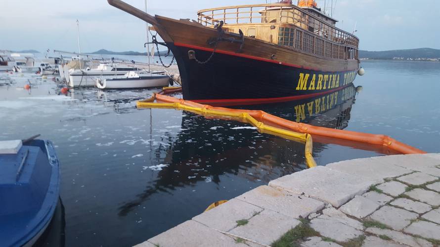 Zagađeno more: U noći planulo nekoliko brodica, dvije potonule