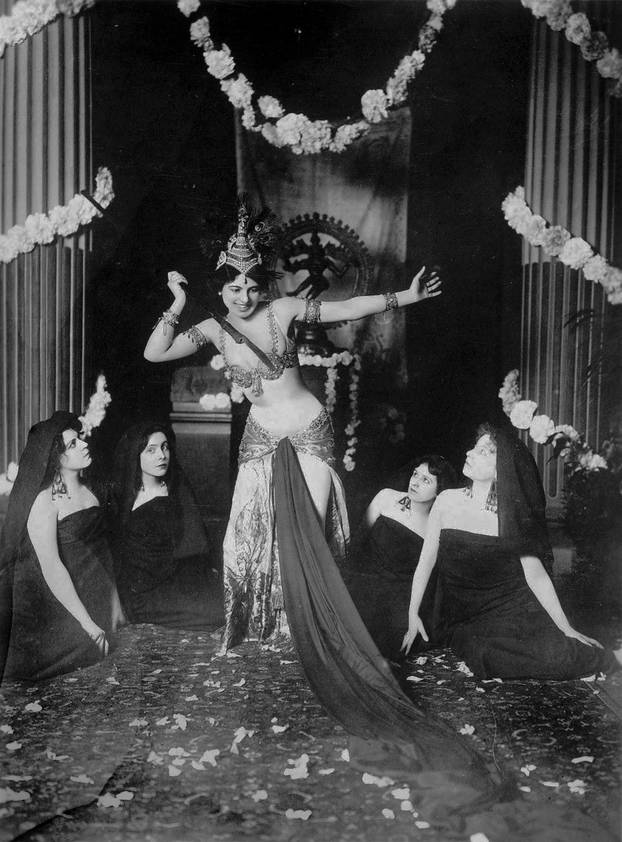 Mata Hari dancing in the Mus&eacute;e Guimet (1905)