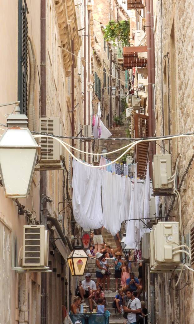 Dubrovnik ljeti, tisuće posjetitelja, ali i bogata ponuda za svakoga