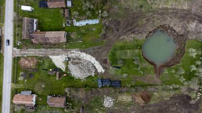 FOTO Nove velike rupe otvorile su se u Mečenčanima: Fotke iz zraka pokazuju razmjer vrtače