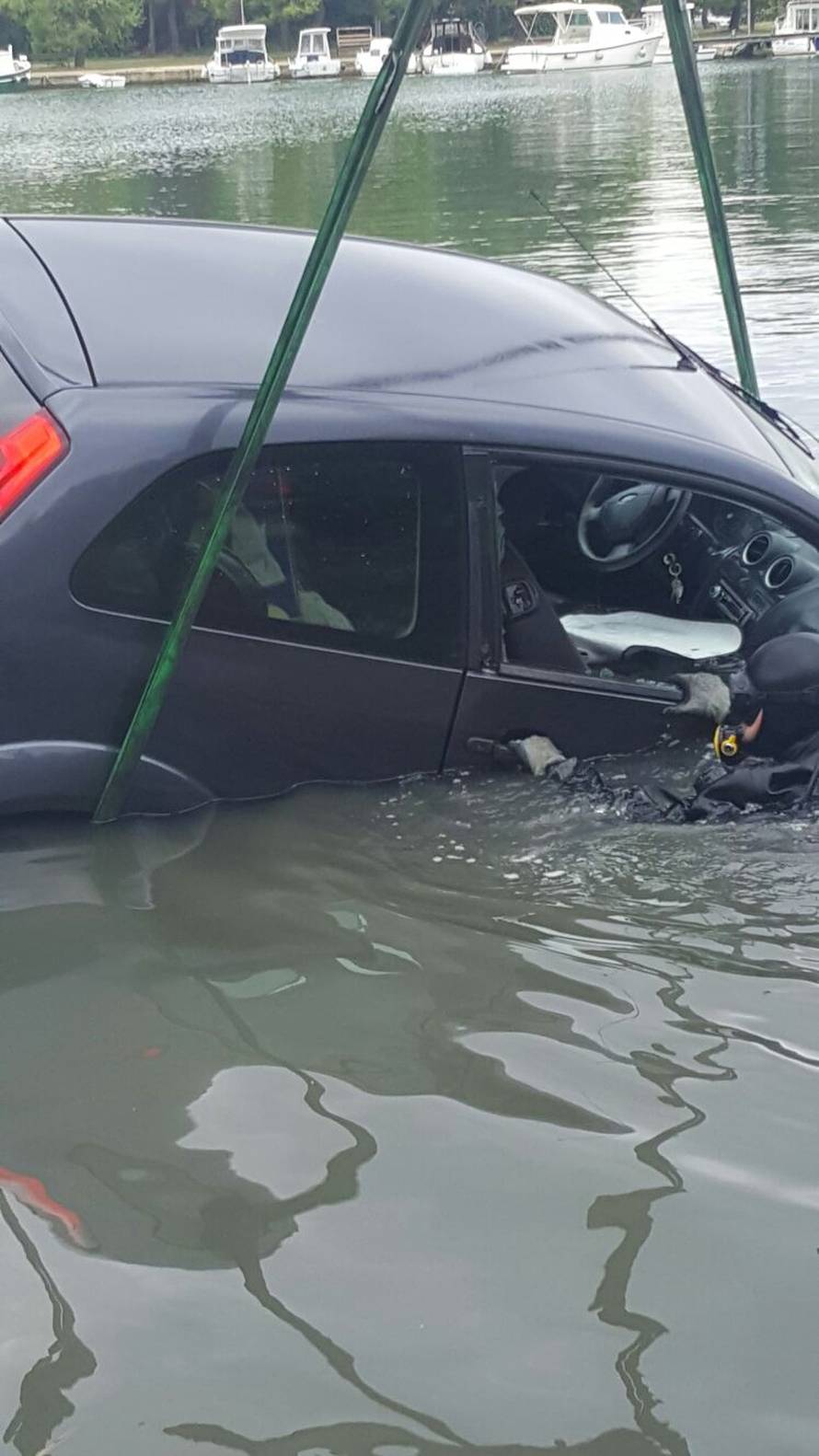 Udarila autom u stup pa upala u more: Isplivala je kroz prozor