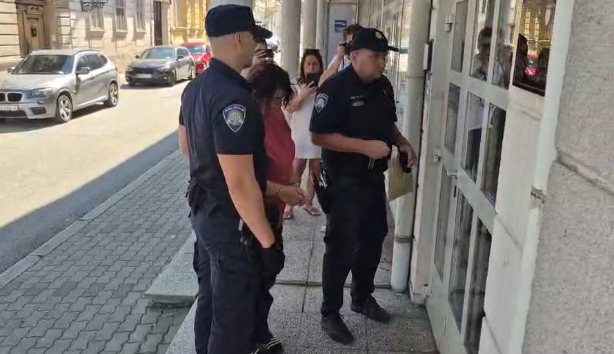 VIDEO Žena koju sumnjiče za teško ubojstvo ide u istražni zatvor. Prijeti joj 40 godina!