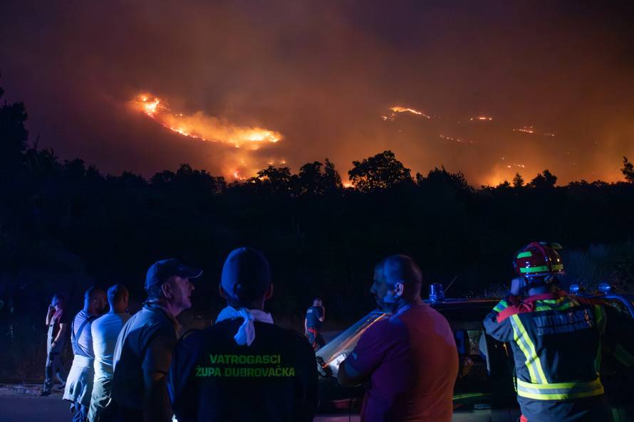 Širi se požar na području Župe dubrovačke, orkansko jugo otežava situaciju