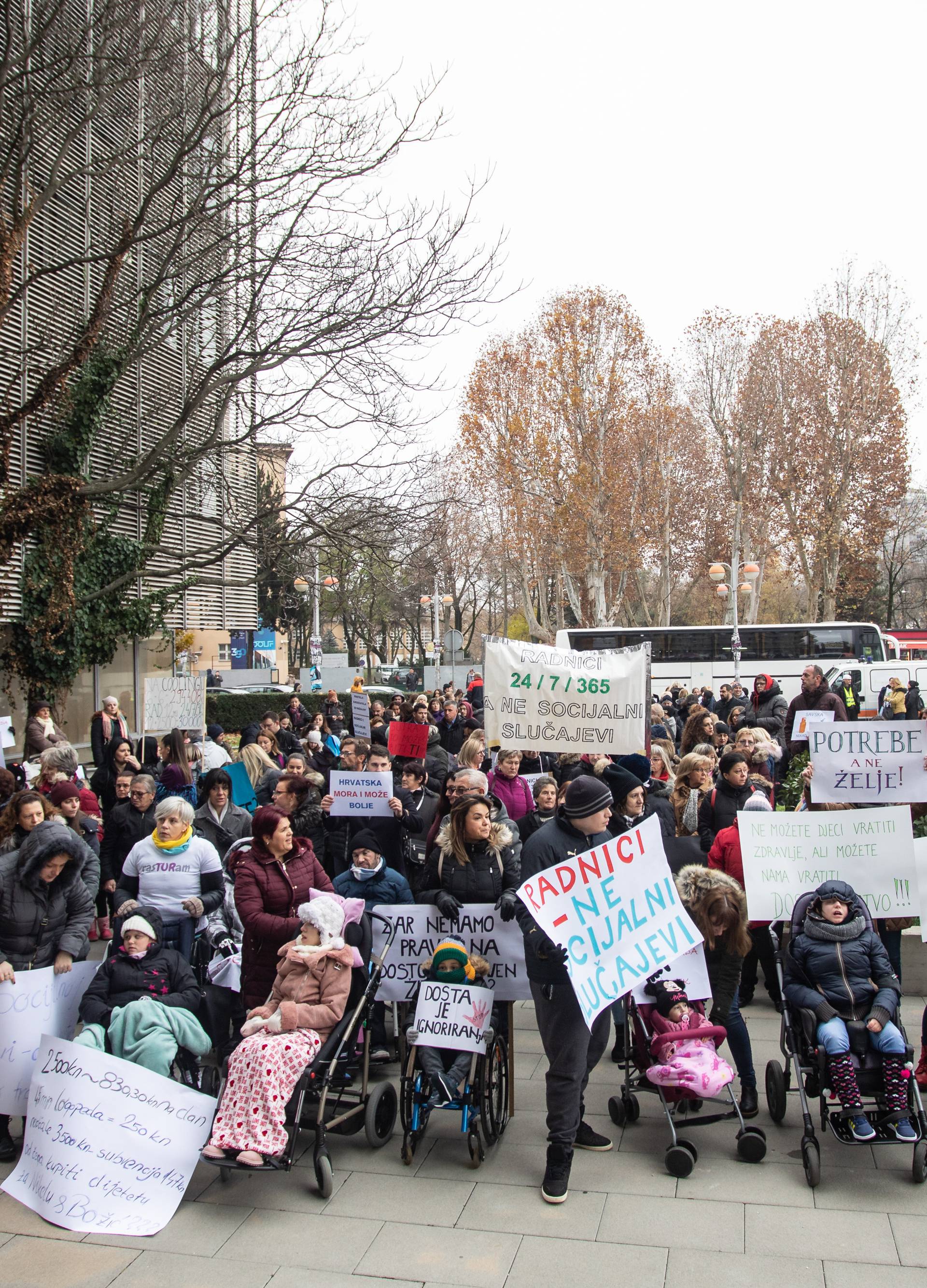 Zagreb: Prosvjed roditelja njegovatelja ispred Ministarstva za demografiju