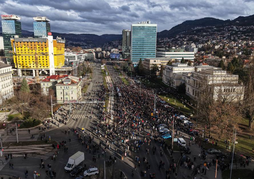 Sarajevo: Pogled iz zraka na okupljene u prosvjedu nakon stravične tramvajske nesreće