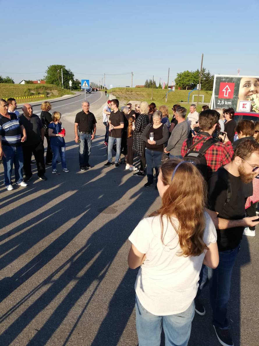 Mještani Blata na prosvjedu: Molitva i svijeće za Gretu (7)