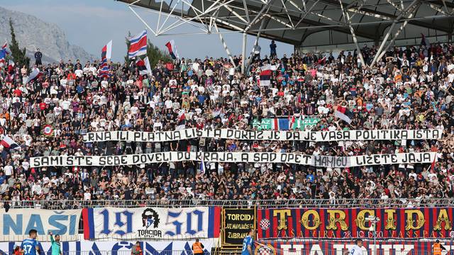 Pogledajte što je sve Torcida poručila na derbiju na Poljudu