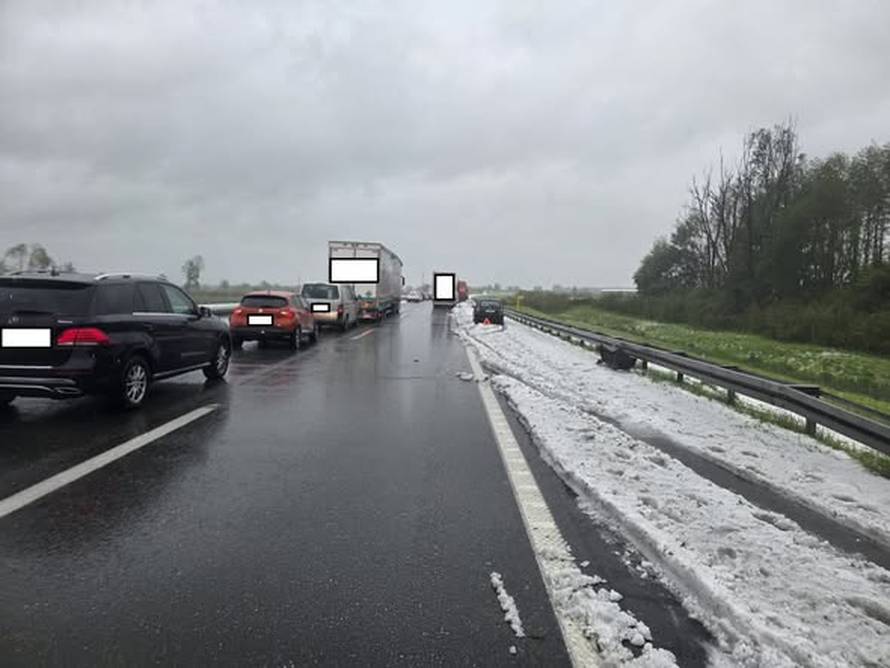 FOTO 'Ovo nema smisla. Stojimo na autocesti A3 satima. Nekima ponestaje vode, a i hrane...'