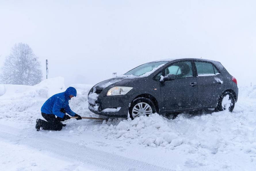 Korenica: Jako snježno nevrijeme stvorilo velike probleme u prometu