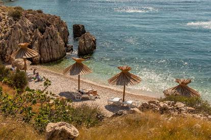 Plaža Oprna na Krku jedna je od najljepših plaža na Jadranu