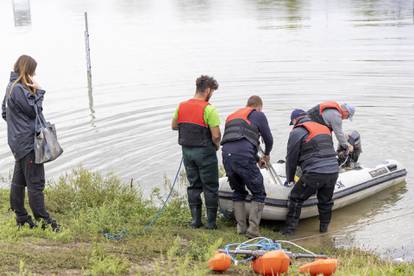 FOTO Vrhunac vodenog vala je stigao u Batinu: Ljudi se voze u čamcima, kuće su poplavljene