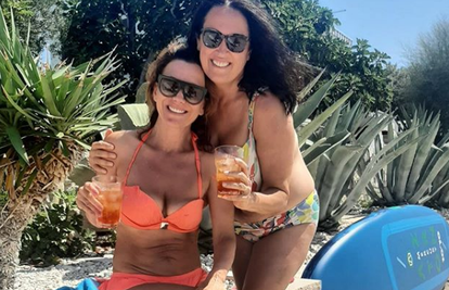 Ecija Ojdanić u 47. godini zavodi u bikiniju: Sol u kosi, piće u ruci