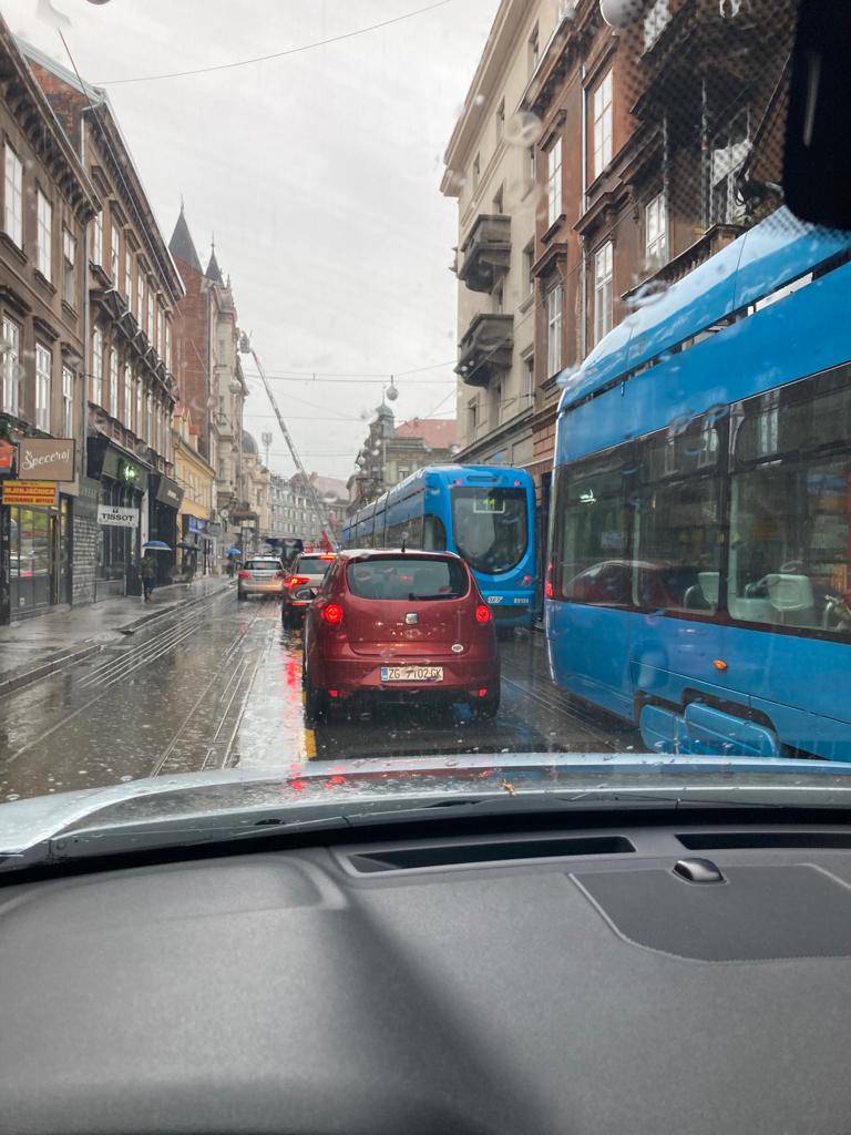 FOTO Urušio se dio fasade u centru Zagreba, stigli vatrogasci