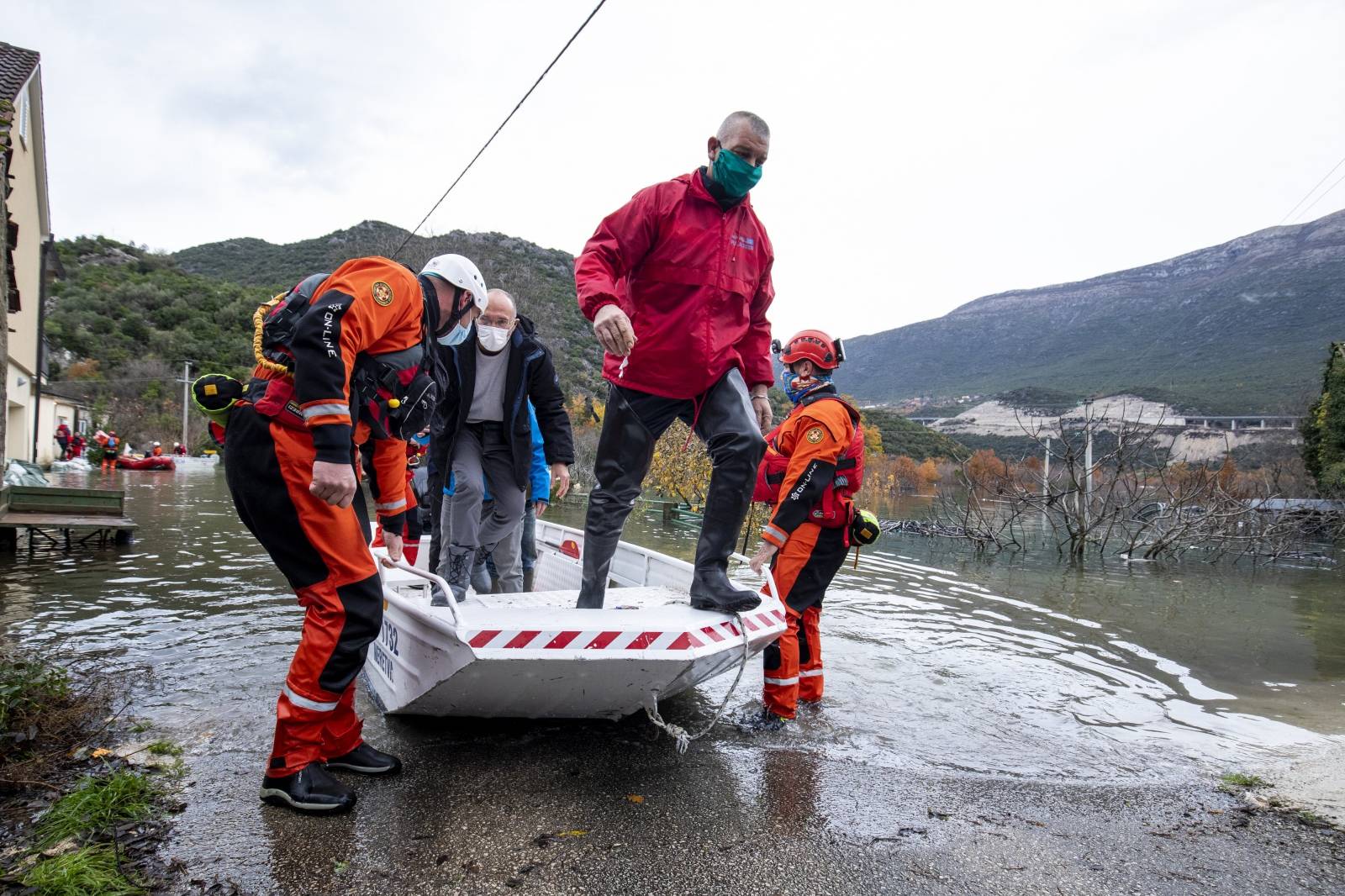 Nastavlja se borba s poplavama u Kokorićima