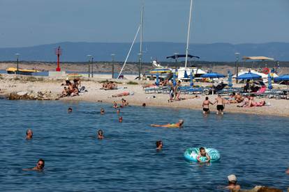 FOTO Turisti u Crikvenici uživaju u moru i ljetnim radostima