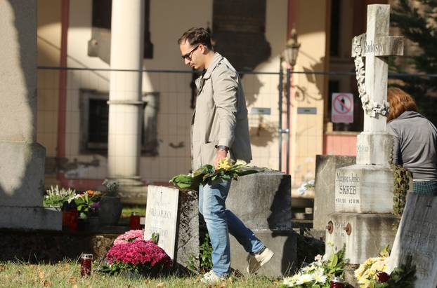 Zagreb: Građani obilaze posljednja počivališta svojih najmilijih uoči Svih svetih