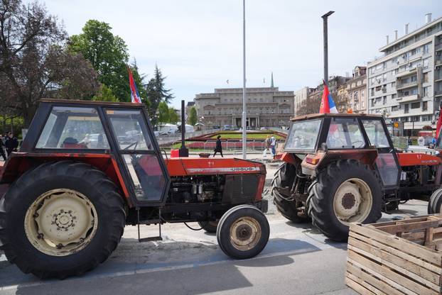 Beograd: Pripreme za trodnevni skup Pokreta za narod i drzavu ispred Narodne skupštine 