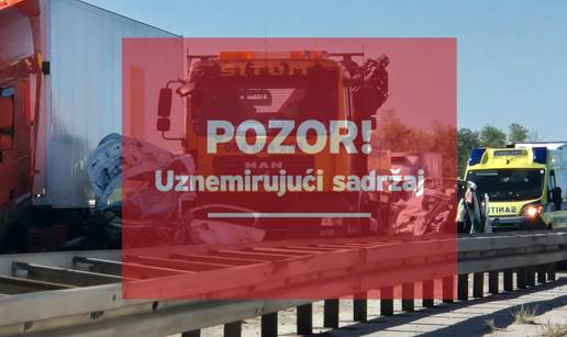 Fotografije s mjesta u&zcaron;asa: Auti su zdrobljeni izme&dstrok;u kamiona!