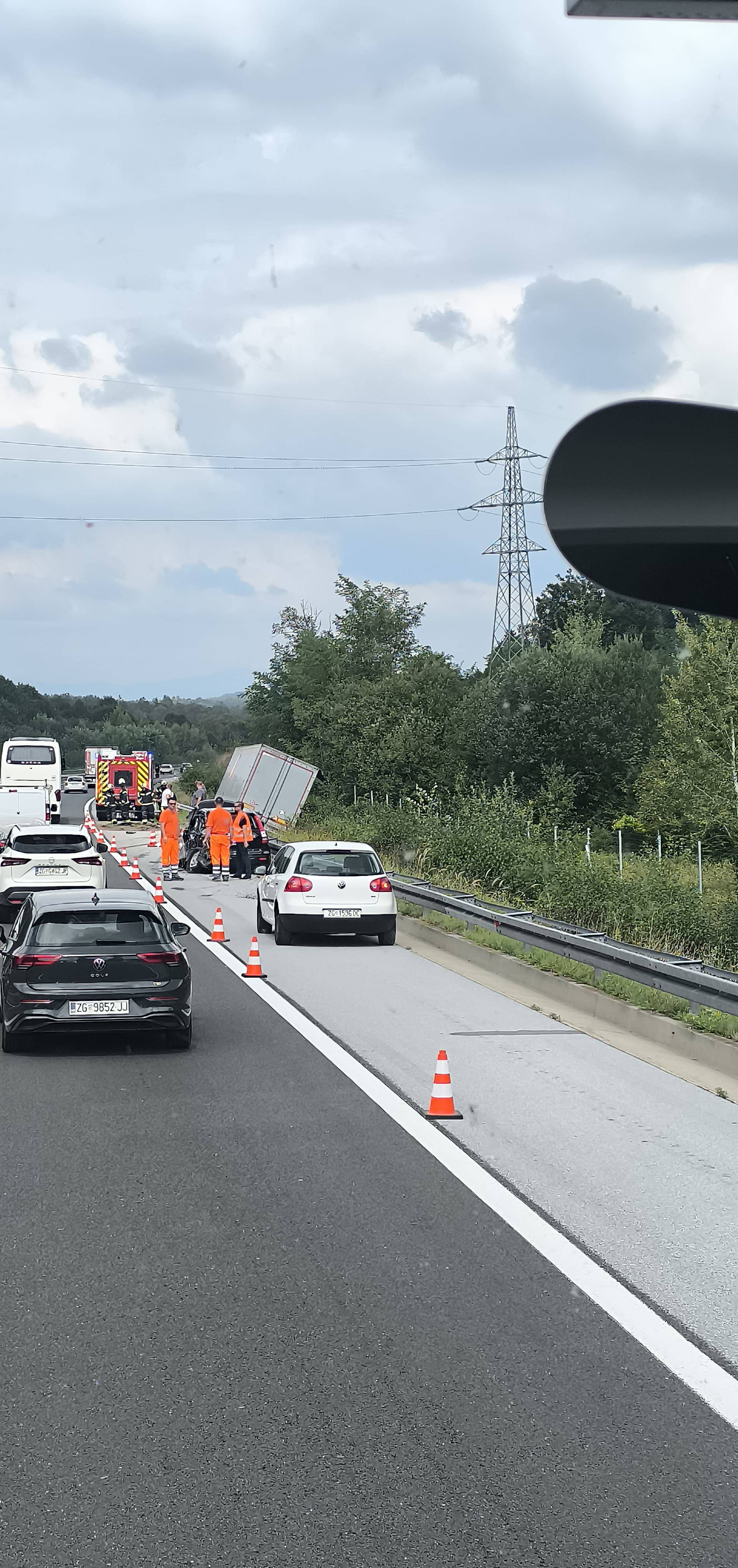 Kamionom naletio na čovjeka u zaustavnoj traci kod Ogulina, još dvoje mrtvih iznad Rijeke