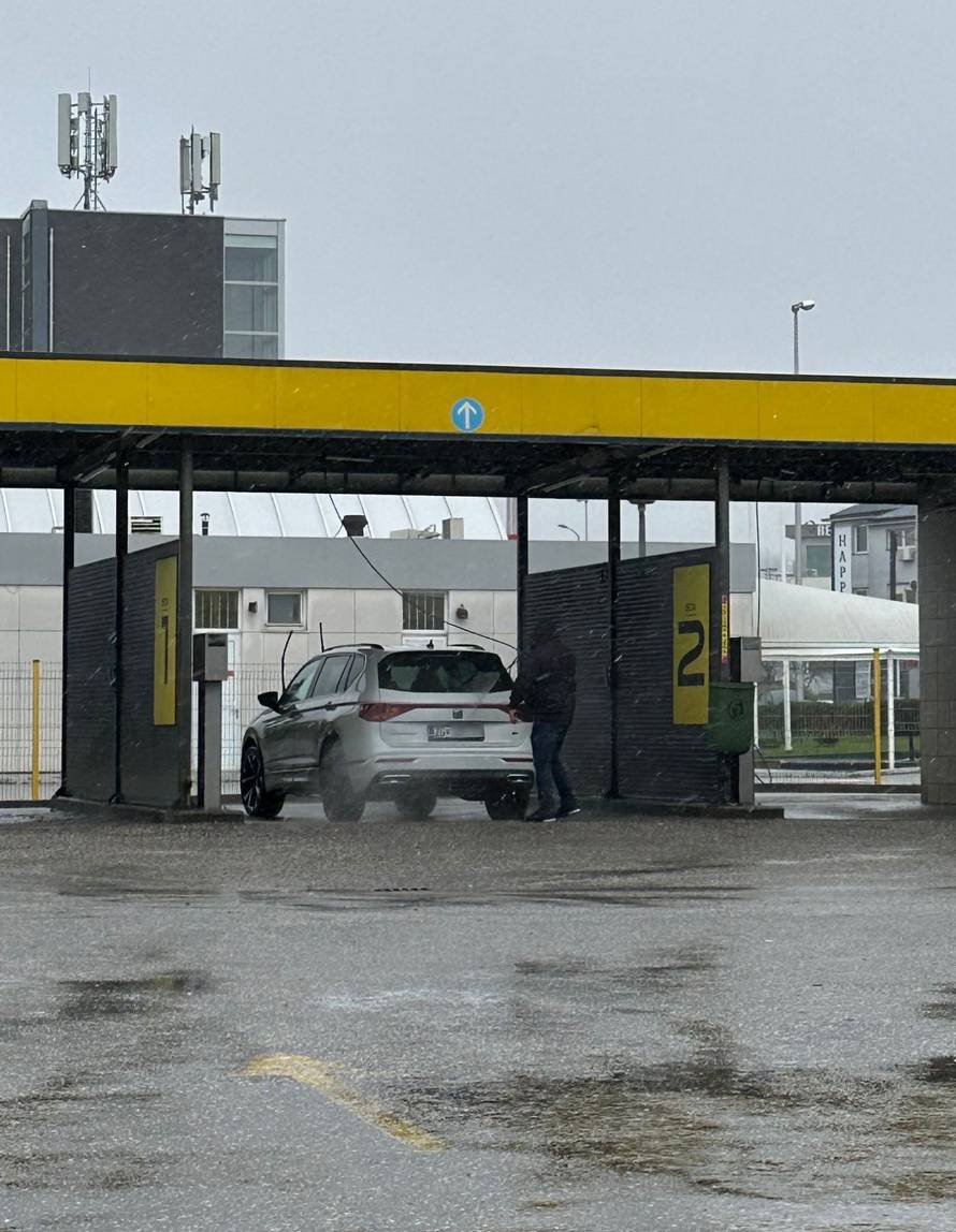 FOTO Zagrepčanin prao auto usred oluje: Apokalipsa može čekati, felge su prioritet...