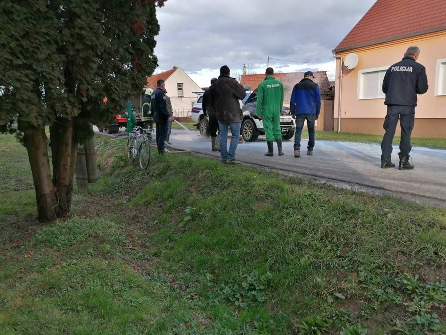 Policajci jurili po migrante pa im se usred vožnje zapalio auto