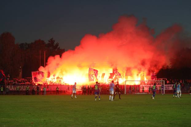 Vinkovci: Torcida bakljama gađala navijače Cibalije