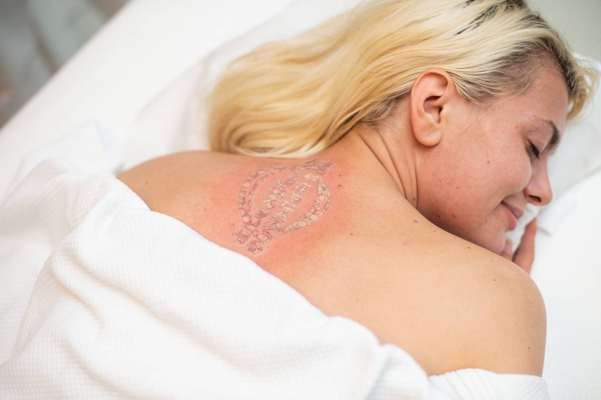 Ella Dvornik osvježila je lice botoksom, sad skida tetovažu s leđa: 'Boljelo je, neću lagati'