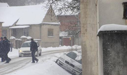 Policajci službenim autom s ceste su otklizali u kanal